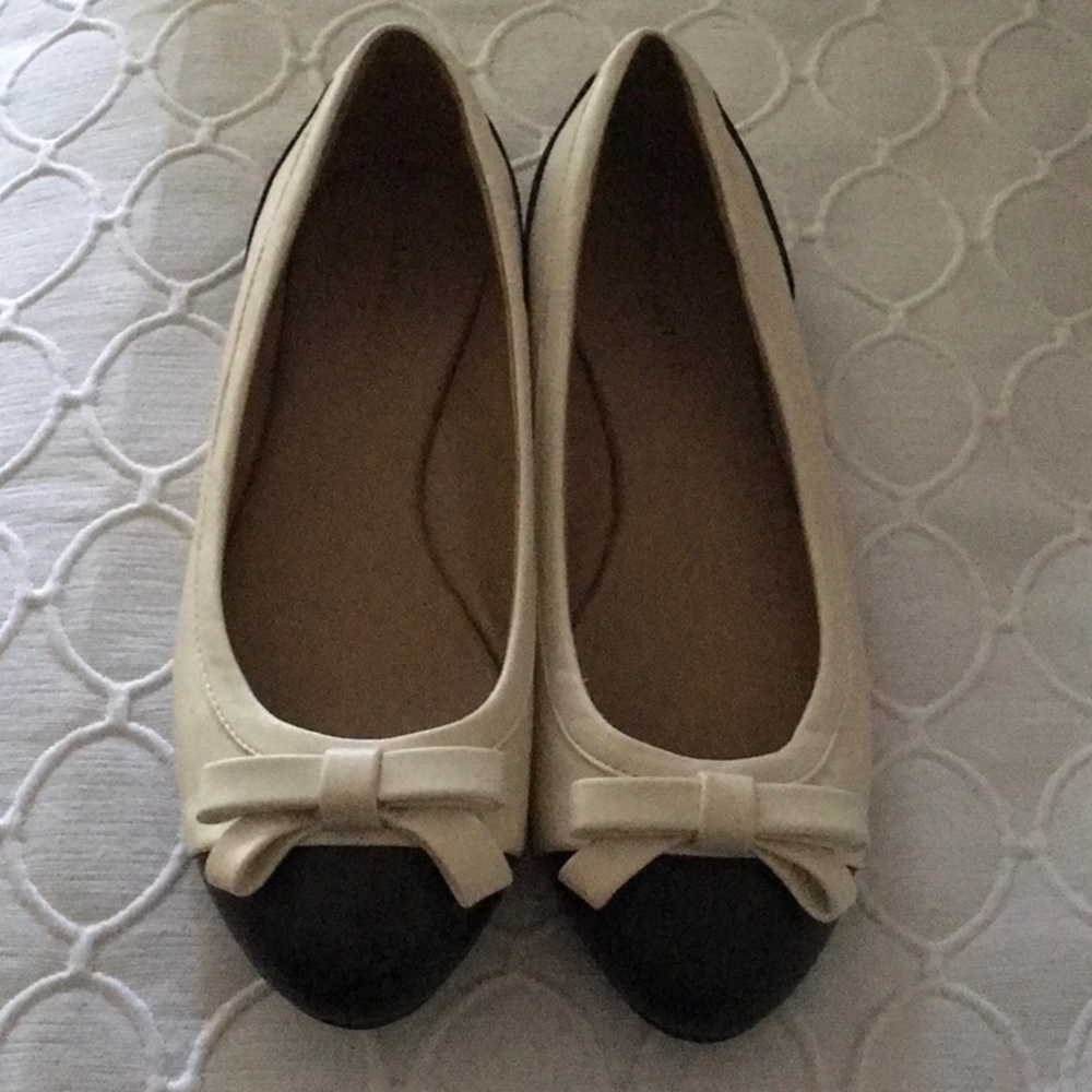 Ann Taylor black and cream bow tie flats!